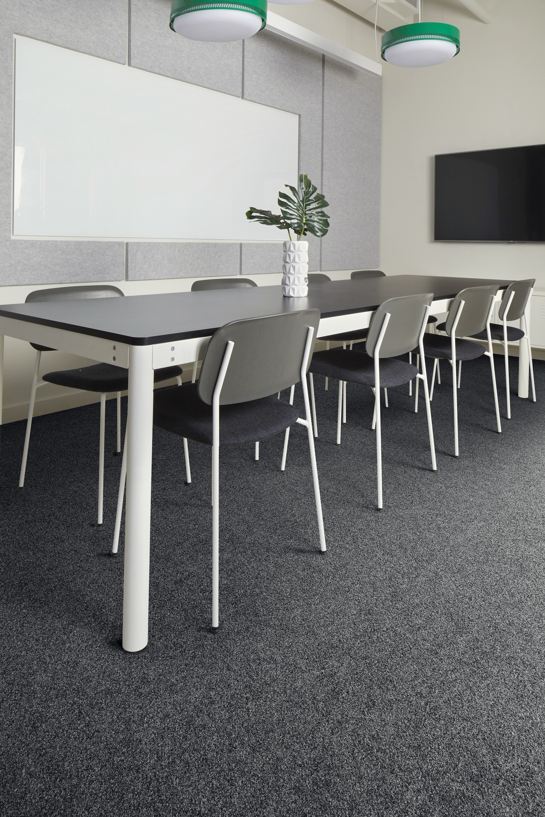 FLOR Industrious in color Black